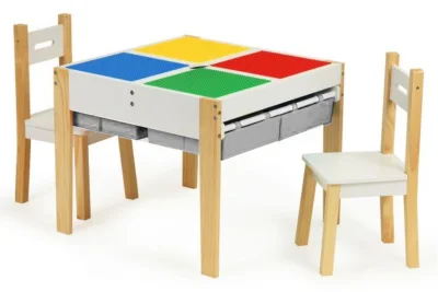 Dětský dřevěný stůl s hrací deskou a dvěma židličkami 