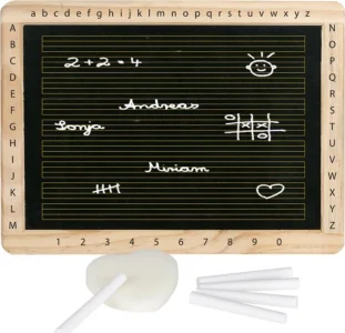 Tabule s dřevěným rámem, písmenky a čísly